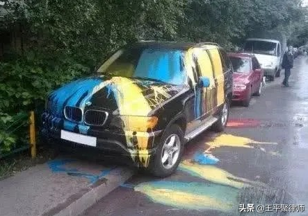停車場內(nèi)撞開堵路寶馬車被判10個月刑罰是否合理？