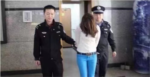 90后女生租豪車冒充白富美與男子發(fā)生關(guān)系索取錢物是否構(gòu)成犯罪？